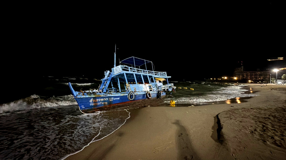 คลื่นแรงซัดเรือท่องเที่ยวพัทยาเกยหาด เชือกสมอขาดพังยับเสียหายหลักแสน
