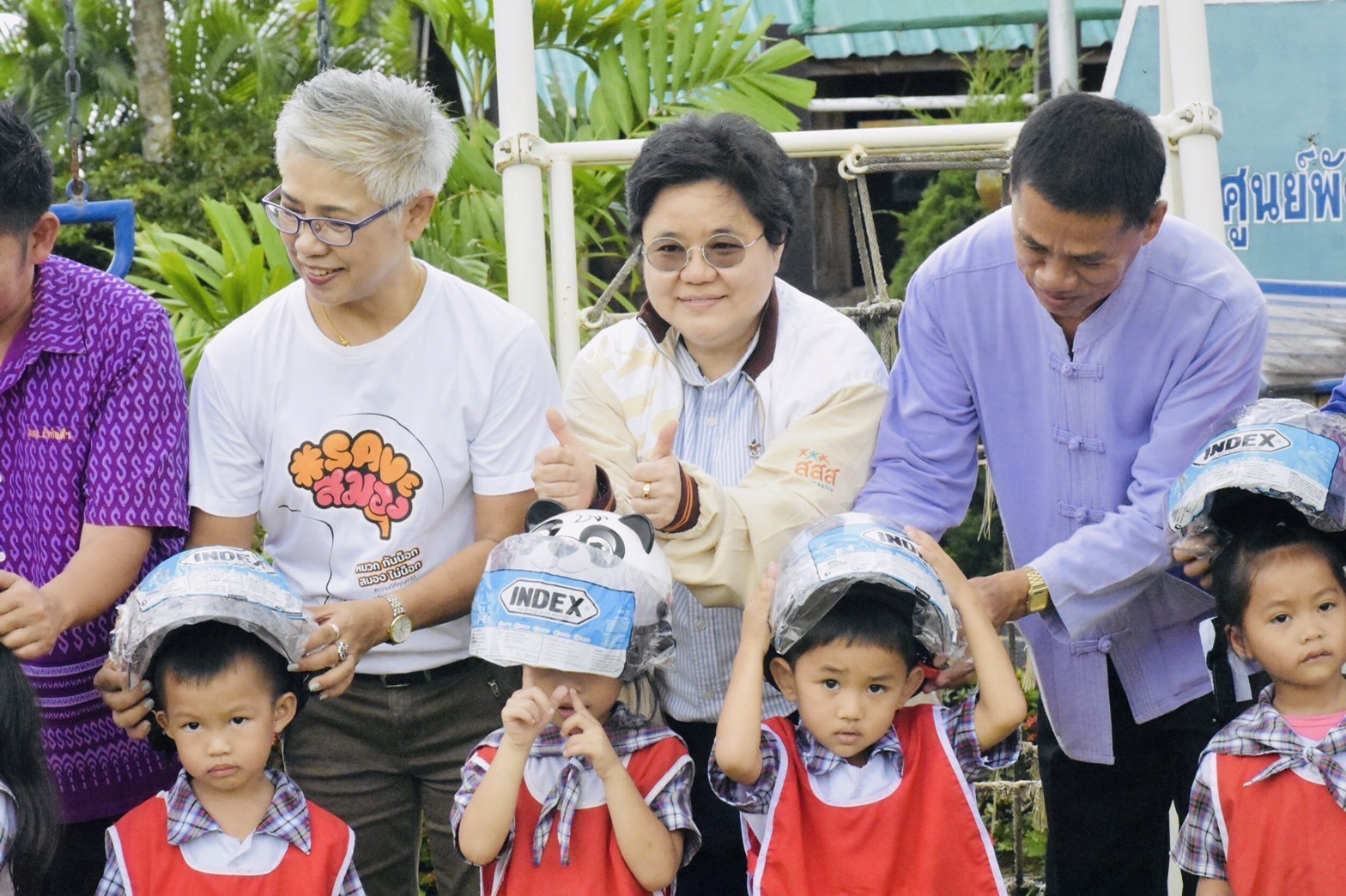  สสส.มอบหมวกกันน็อคเพื่อจัดทำธนาคารหมวกกันน็อคในศูนย์พัฒนาเด็กเล็กในพื้นที่อำเภอแม่ลาว