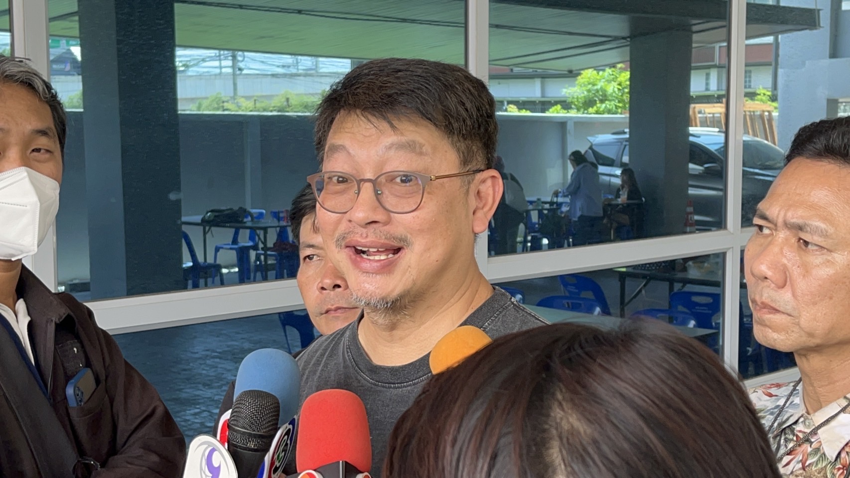 "บก.ลายจุด" มอง "ทักษิณ" กลับไทยเป็นตัวประกันการเมือง ฟันธงโหวต "เศรษฐา" ไม่ผ่าน ถึงคิว "บิ๊กป้อม" คาดเกิดม็อบแน่