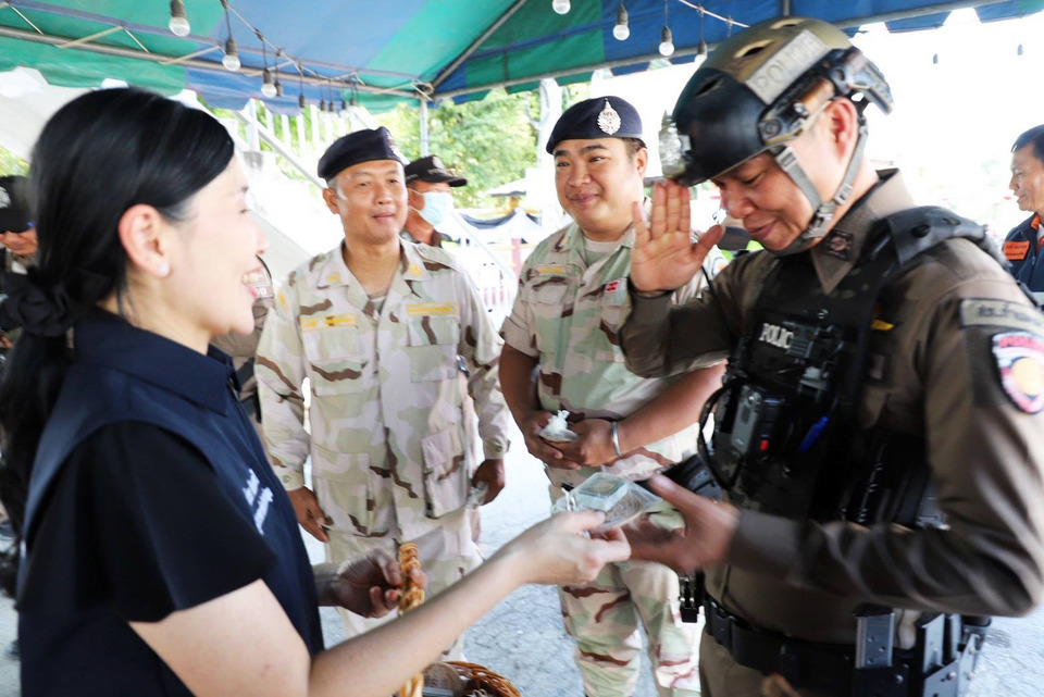 “ผู้ว่าฯ นครปฐม–ผู้การฯ” ลงพื้นที่ตรวจจุดบริการประชาชน แจกหมวกนิรภัย เสริมขวัญกำลังใจเจ้าหน้าที่ ช่วงปีใหม่ 2569