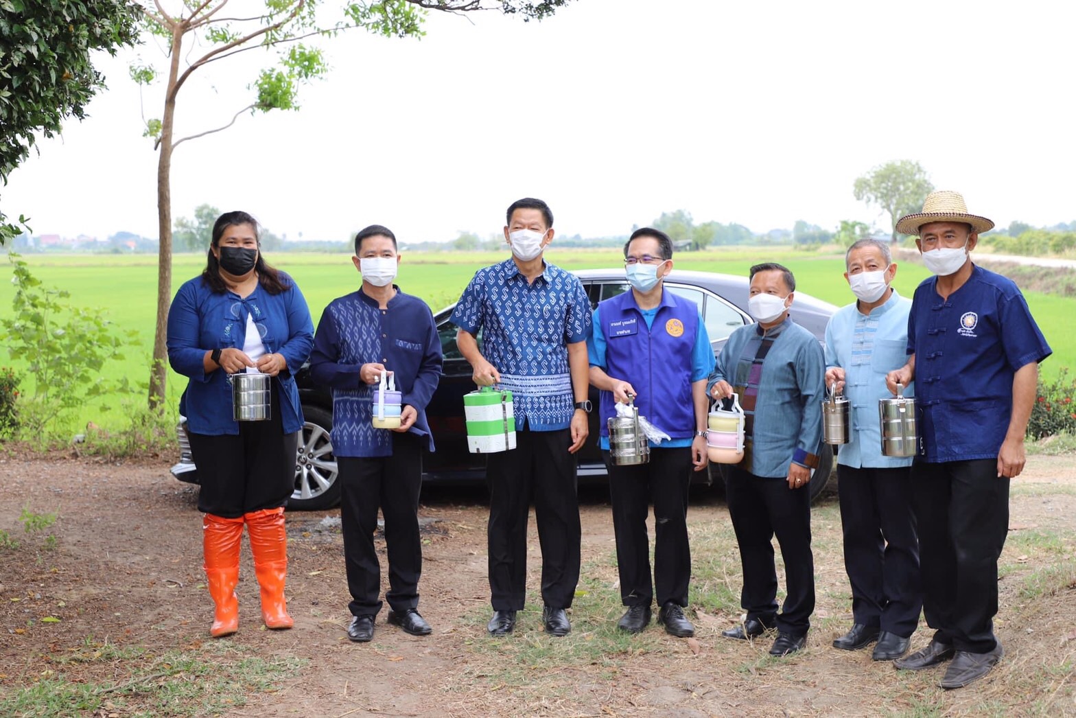 พช.อ่างทอง จัดกิจกรรม "เอามื้อสามัคคี" ตามโครงการพัฒนาหมู่บ้านเศรษฐกิจพอเพียง