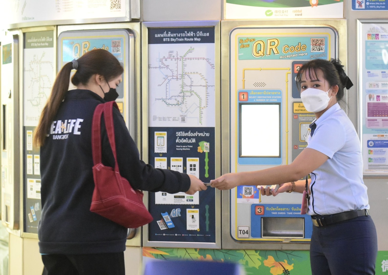 ประชาชนจำนวนมากออกเดินทางโดยใช้บริการรถไฟฟ้า ฟรี ทั้ง BTS และ MRT