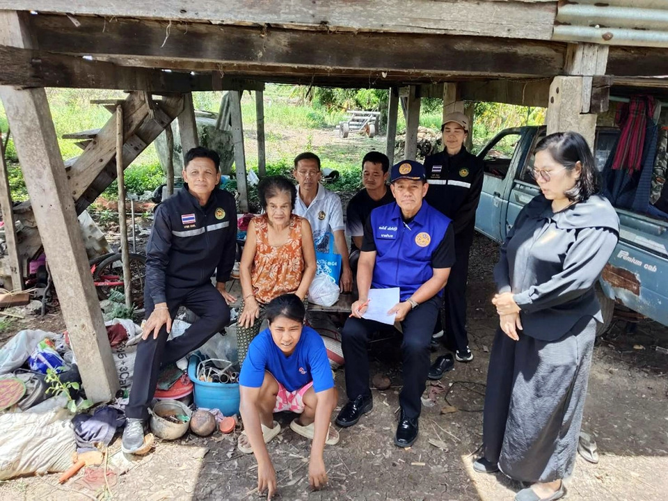 นอภ.เมืองนครนายก เดินข้ามสะพานสอนชาวบ้านลงทะเบียนบัตรประชารัฐ–แจกถุงยังชีพ