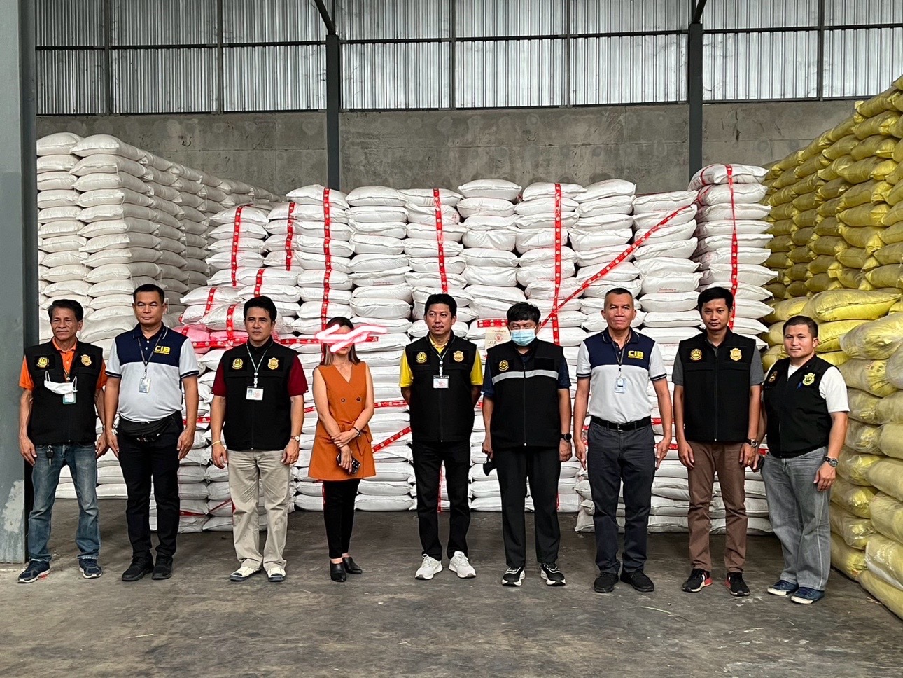บก.ปคบ.ร่วมกับ กรมวิชาการเกษตร บุกค้นโกดังเก็บปุ๋ยเคมีไม่ได้ขึ้นทะเบียน ตรวจอายัดกว่า 1.7 ล้าน