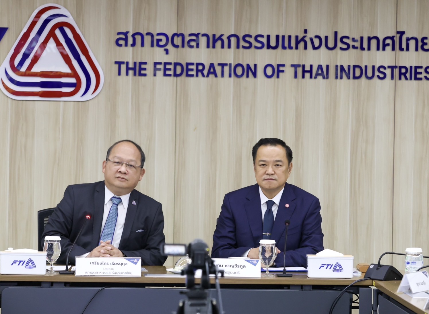 "นายกฯ" หารือ "ส.อ.ท." เผยทูลเกล้าฯ ครม. สัปดาห์นี้ แจงยังไม่เปิดด่านไทย-กัมพูชา บอกเป็นรบ. 6 ปี มีแต่ระแวงกัน ยึดหลักคนละพรรคแต่พวกเดียวกัน