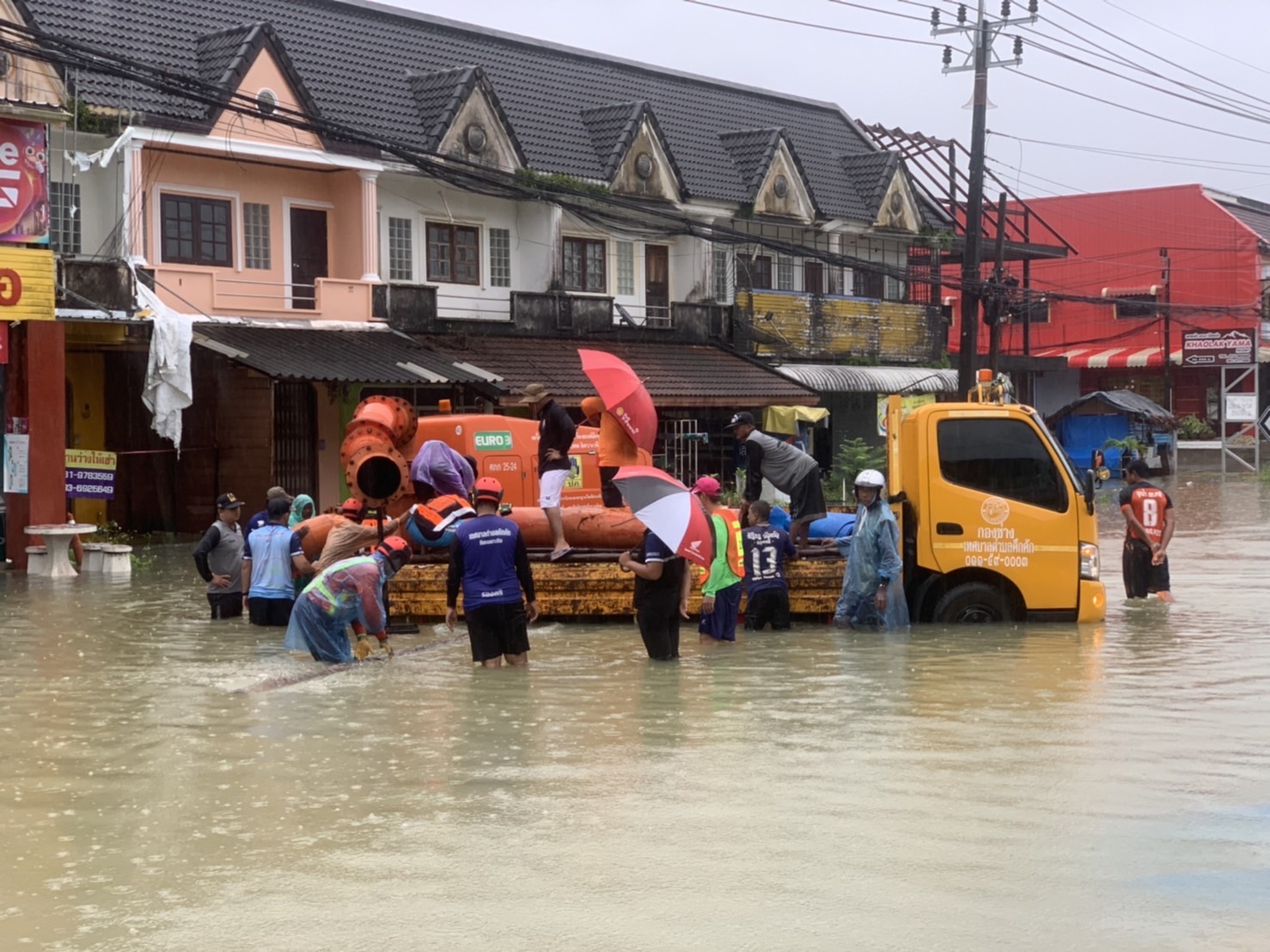 พังงา น้ำท่วมถนนเพชรเกษม ย่านเขาหลัก จนท.เร่งติดตั้งเครื่องสูบ