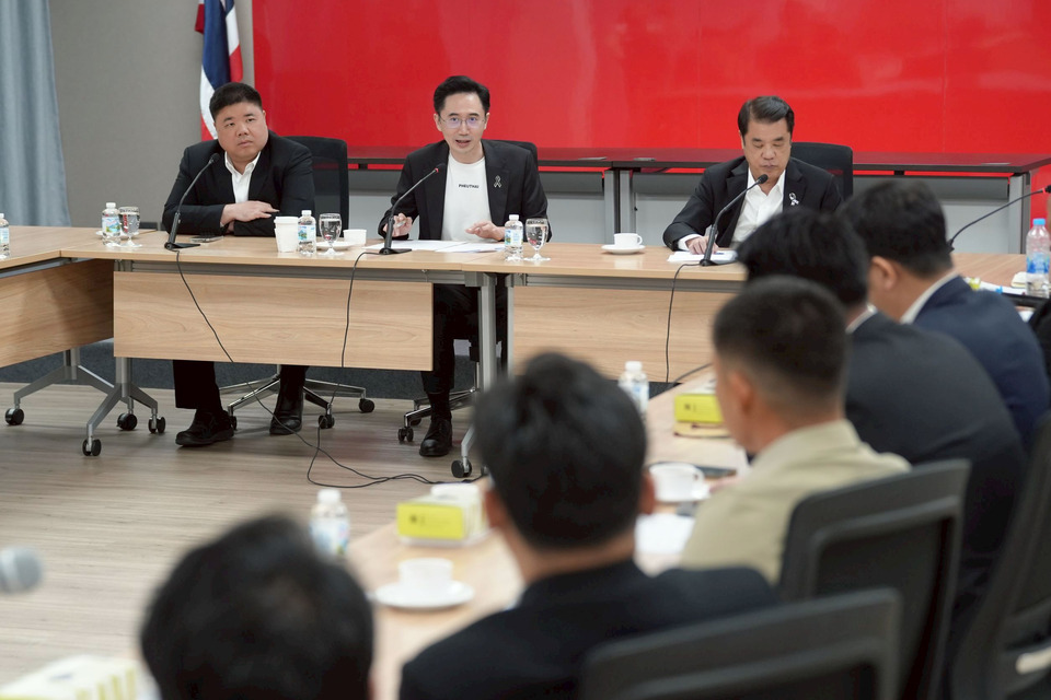 ผ่า 4 ข้อเสนอเร่งด่วน!"เพื่อไทย" รับลูกสมาพันธ์ขนส่งแก้ปม น้ำมันแพง-ปลดล็อกด่านไทยลาว ลดต้นทุนผู้ประกอบการ