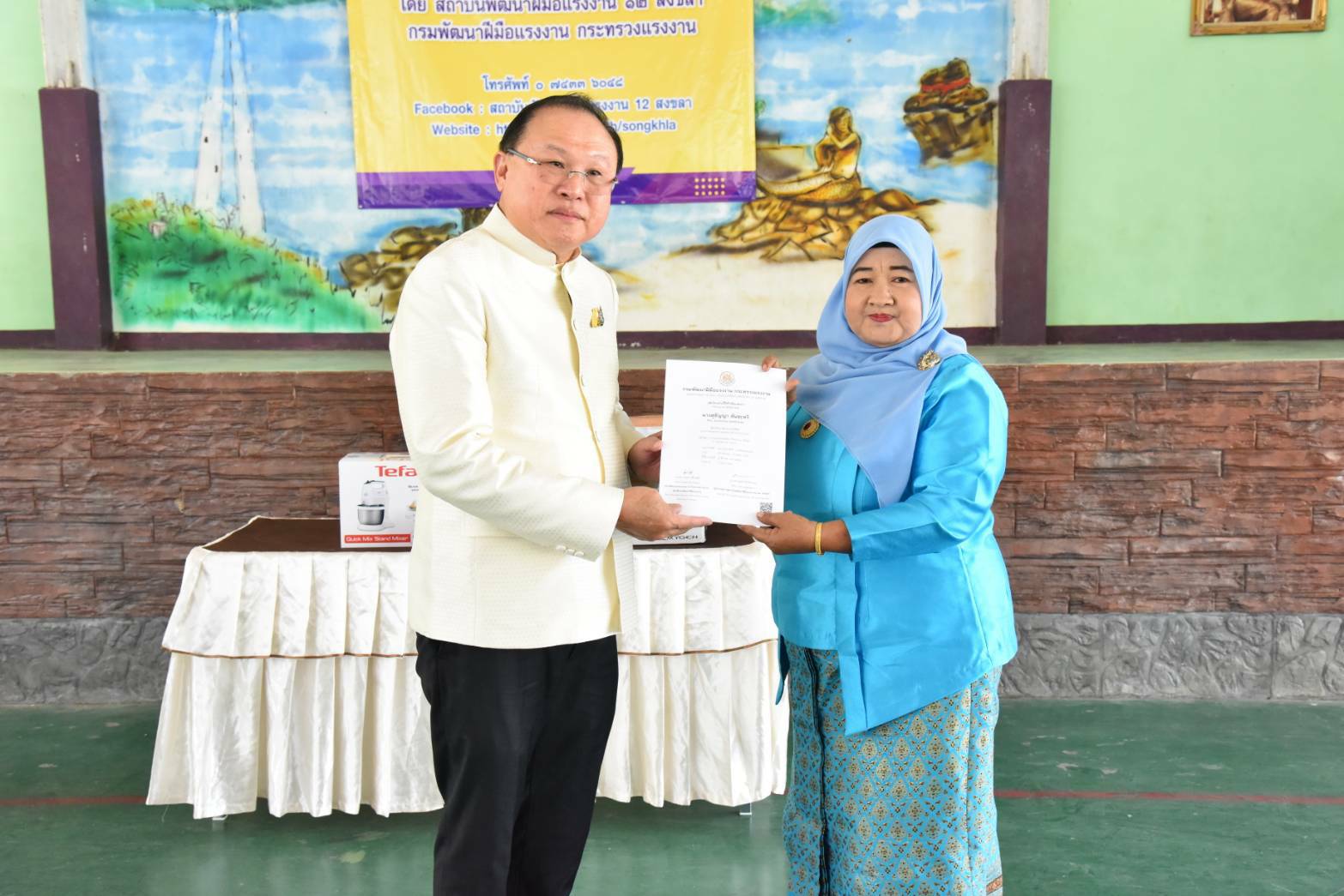 "รมว.แรงงาน" ส่งผู้ช่วยฯลงสงขลา มอบวุฒิบัตรแรงงานนอกระบบ ที่ถือบัตรคนจน ฝึกอาชีพเพิ่มรายได้มีเครื่องมือทำกิน