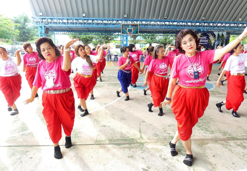 นางรำจิตอาสานับร้อย ฝึกซ้อมรำถวายสักการะบูรพมหากษัตริย์ไทย  ใน "วันพ่อแห่งชาติ"