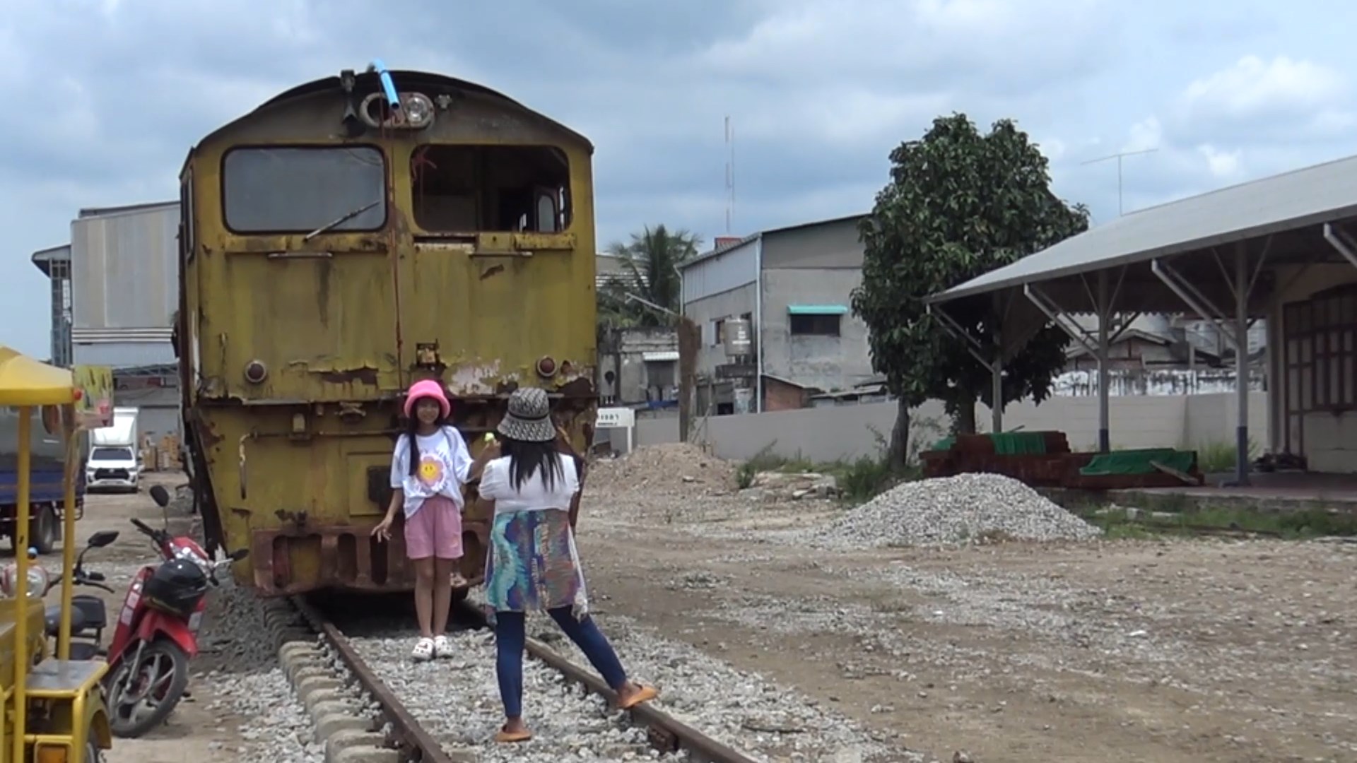 ฟื้นสถานีรถไฟสงขลาเป็นจุดเช็คอิน นำหัวรถจักรโบกี้โดยสารมาประดับโชว์บนราง