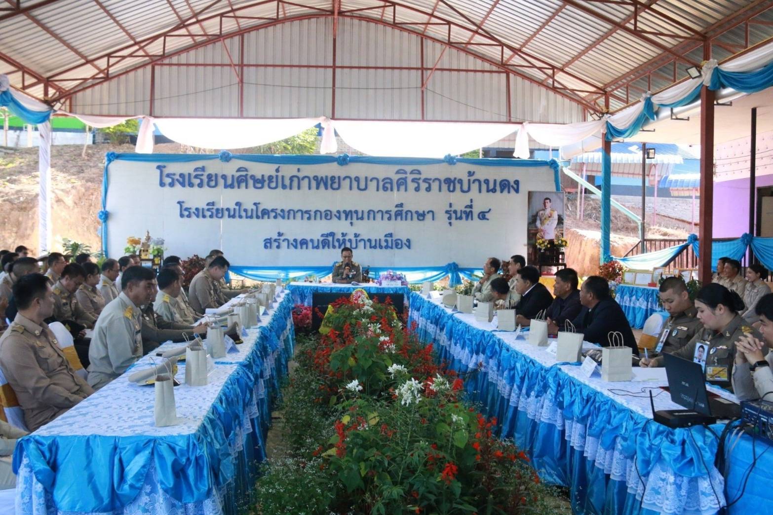 องคมนตรีและคณะตรวจเยี่ยมโรงเรียนในโครงการกองทุนการศึกษาพื้นที่อำเภอแม่ลาน้อยและแม่สะเรียง  