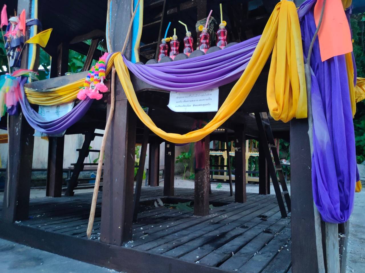 สตูลเริ่มแล้วงานประเพณีลอยเรือชาวเลจังหวัดสตูล   บูชาโต๊ะฆีรี บรรพบุรุษผู้บุกเบิกให้มาอยู่ที่เกาะหลีเป๊ะ