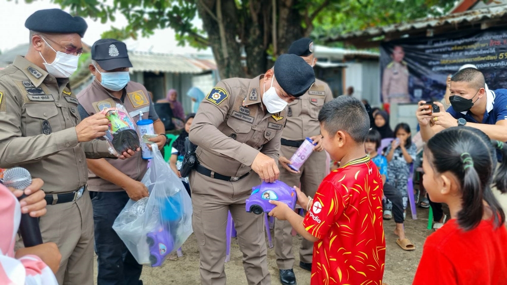 ตร.เมืองนราธิวาส นำทีมมอบหนังสือ สิ่งของบริจาคให้เยาวชน 2 ชุมชน 
