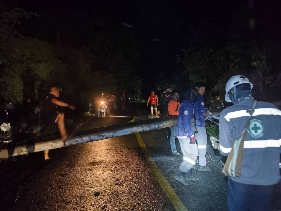 ด่วน! แม่ฮ่องสอนอ่วม พายุฝนถล่ม "แม่สะเรียง-สบเมย" น้ำป่าทะลัก-โคลนถล่มซัดถนนขาด ทหาร-ฝ่ายปกครองลุยเปิดทางช่วยราษฎรระทึก