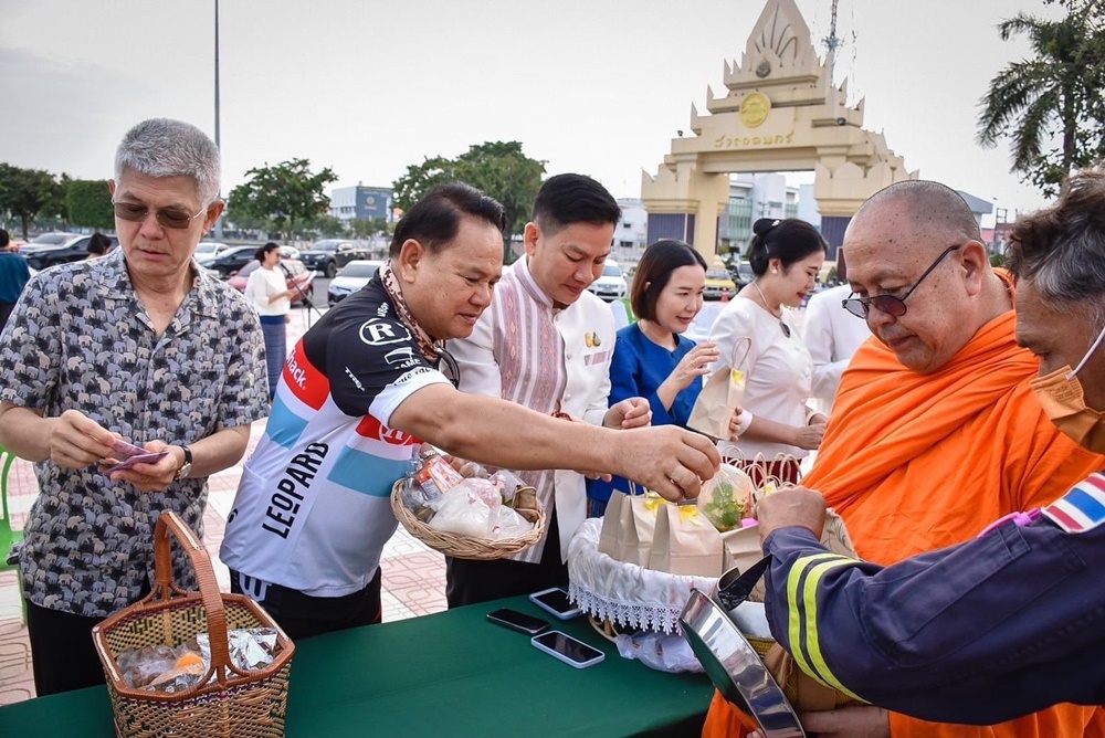 ร้อยเอ็ด พาเติมบุญ นำพุทธศาสนิกชน ร่วมทำบุญตักบาตรเช้าวันอาทิตย์ 