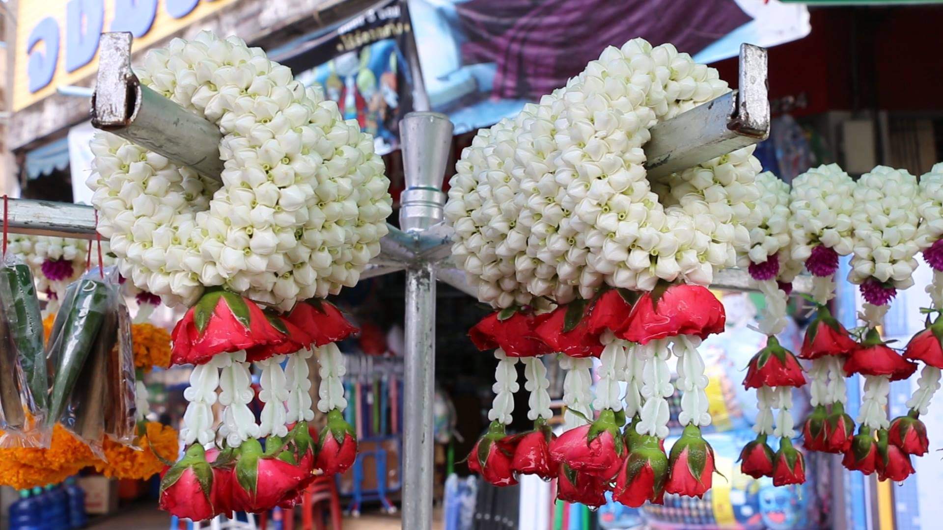 ดอกมะลิสดราคาพุ่งกก.ละ 1,400 บาท แม่ค้าโอดต้นทุนสูง-ขายไม่ดี 