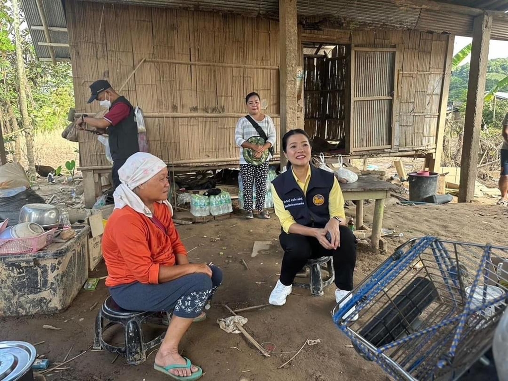 มท.4 ติดตามการสร้างบ้านน็อคดาวน์ให้กับผู้ประสบอุทกภัย ที่บ้านกะเหรี่ยงรวมมิตร