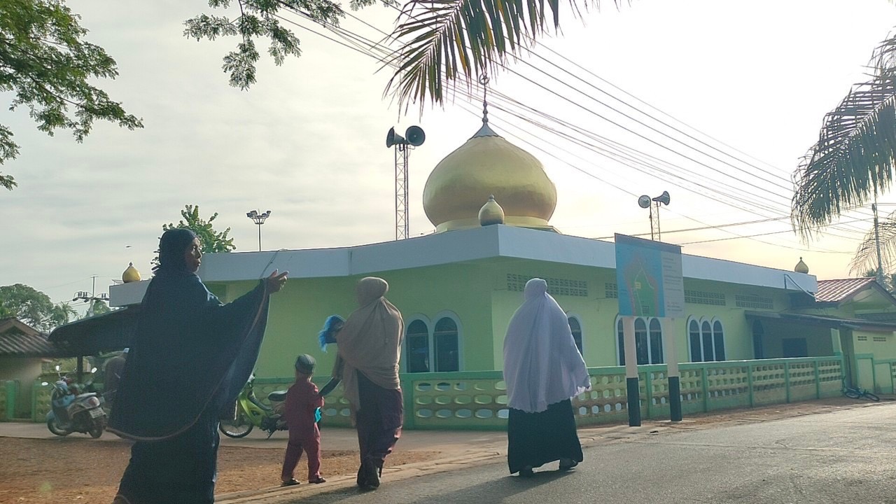 สตูล-ชาวไทยมุสลิมร่วมละหมาดกันคึกคัก หลังจุฬาราชมนตรีประกาศให้วันนี้เป็นวันฮารีรายอ  