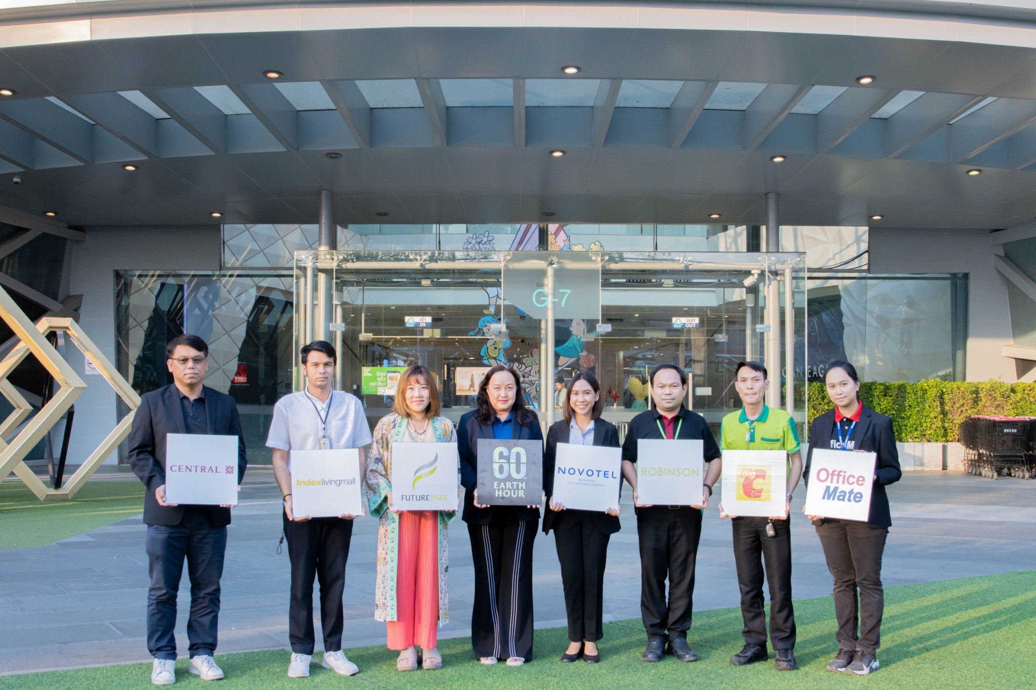 ฟิวเจอร์พาร์คและสเปลล์ผนึกกำลังพันธมิตรขานรับกิจกรรมปิดไฟ 1 ชั่วโมงเพื่อลดโลกร้อน   