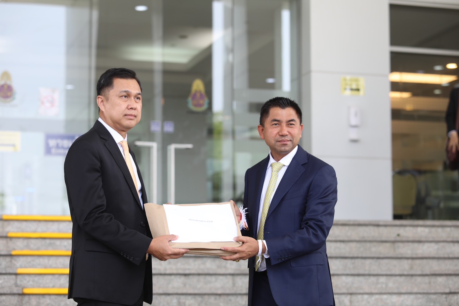 “บิ๊กโจ๊ก”บุกป.ป.ช.ยื่นหนังสือเอาผิด “นายกฯ” ปฏิบัติหน้าที่ไม่ชอบ ปมสั่งให้ออกจากราชการ