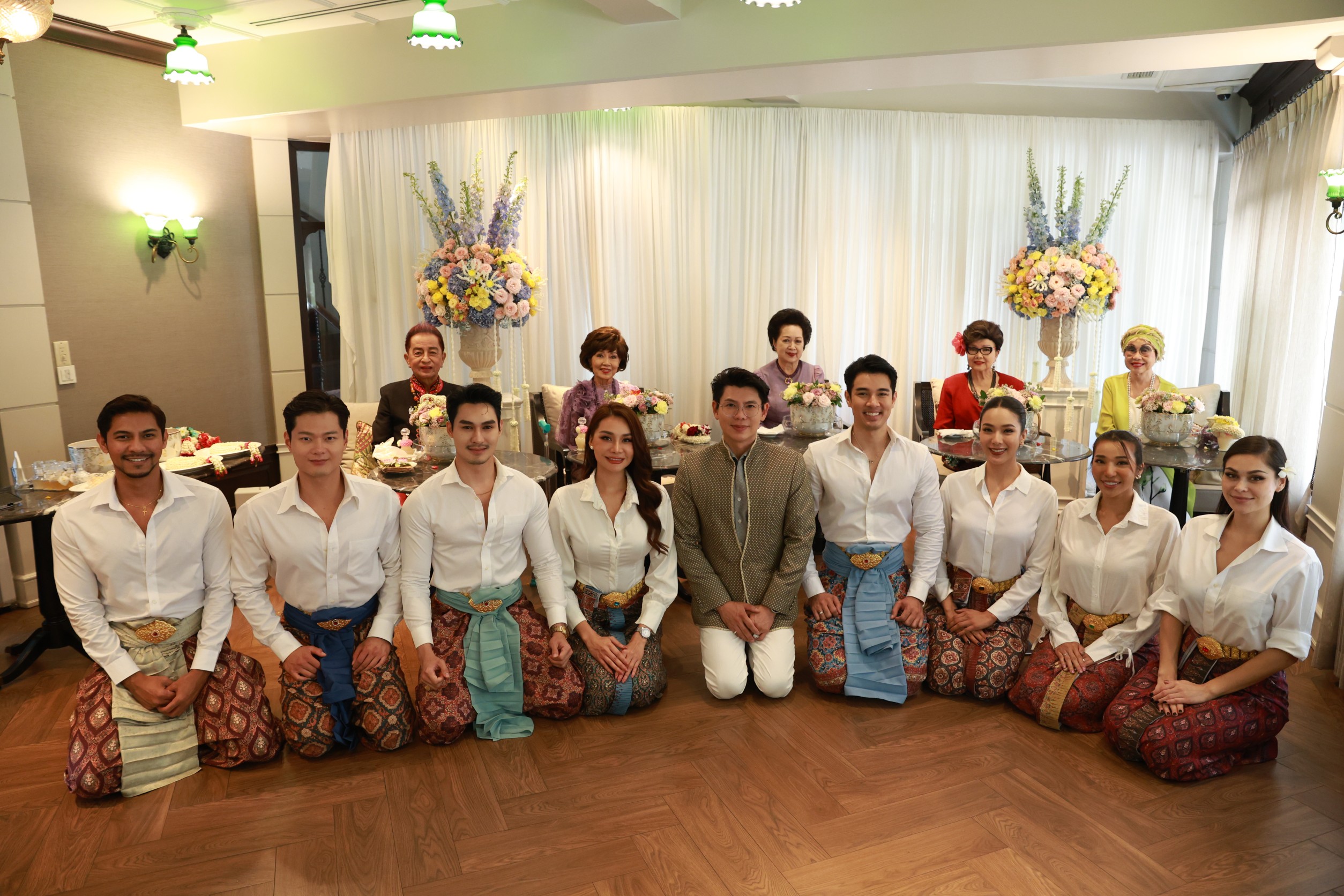 "เฟิร์สหวัง - ธ๊อป ณฐนน" นำทีมครอบครัวซูปร้า แต่งกายผ้าไทย รดน้ำดำหัวผู้ใหญ่ต้อนรับสงกรานต์ ณ บ้านสุริยาศัย