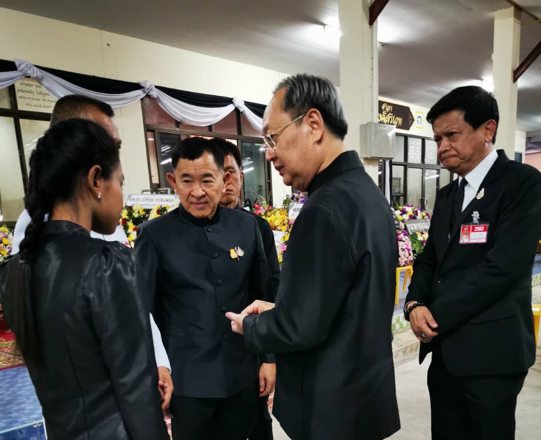 'สนธิรัตน์' ร่วมเคารพศพ-ให้กำลังใจผู้บาดเจ็บ เหตุกราดยิงโคราช 