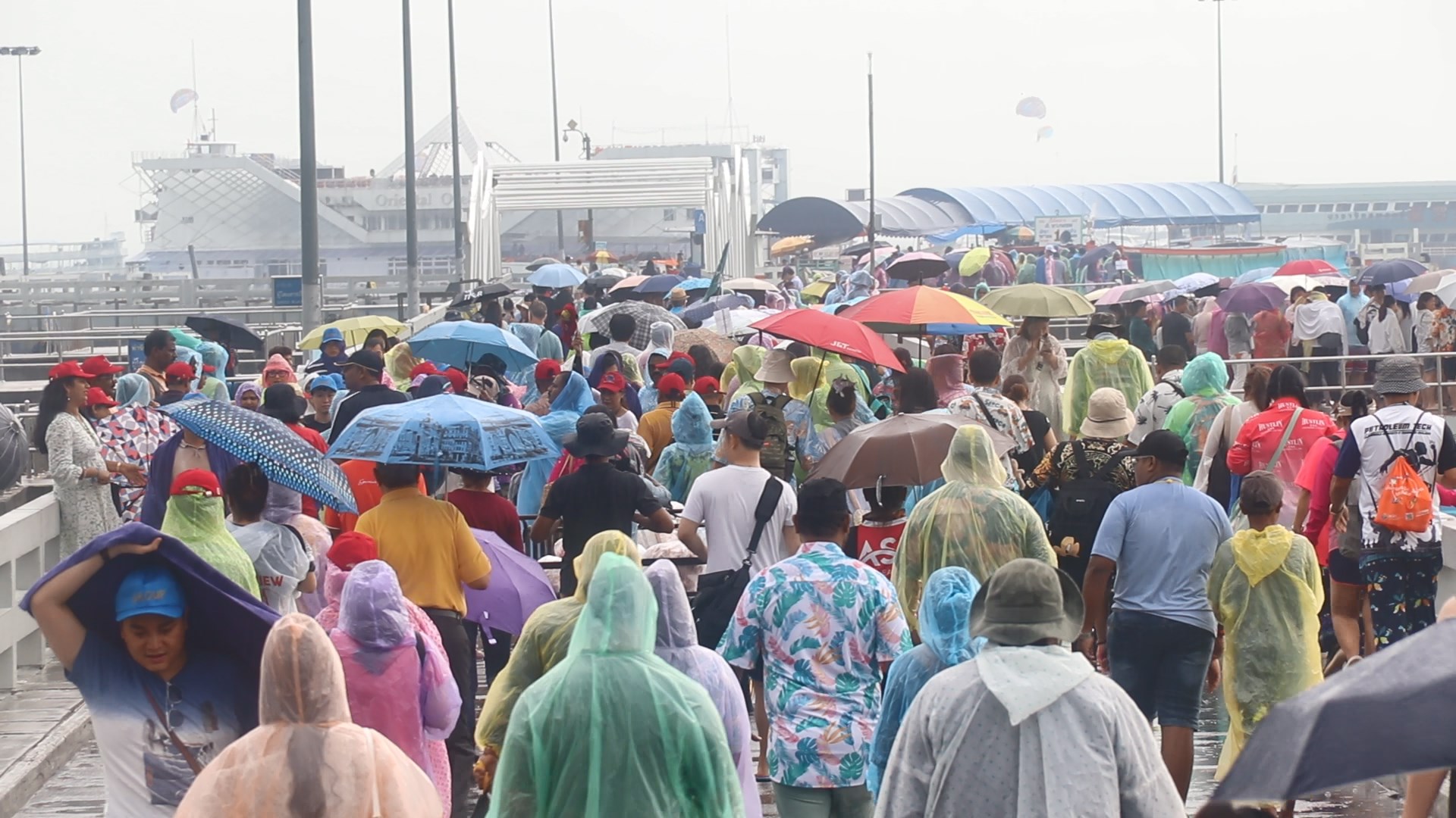 ฝนตกหนักทำคลื่นสูงในวันหยุดยังมีนักท่องเที่ยวหลายพันคนข้ามฝั่งเที่ยวเกาะล้าน