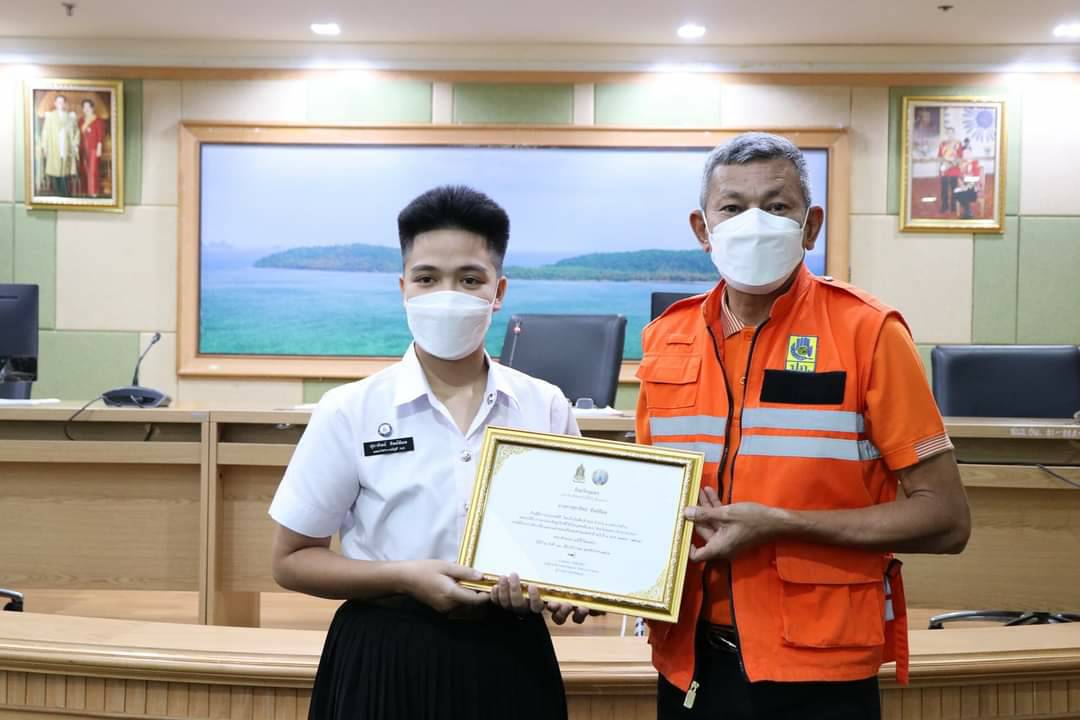 จังหวัดชุมพรมอบเกียรติบัตรบุคคลต้นแบบชื่นชมนักเรียนอาชีวะเก็บเงินแสนคืนเจ้าของ