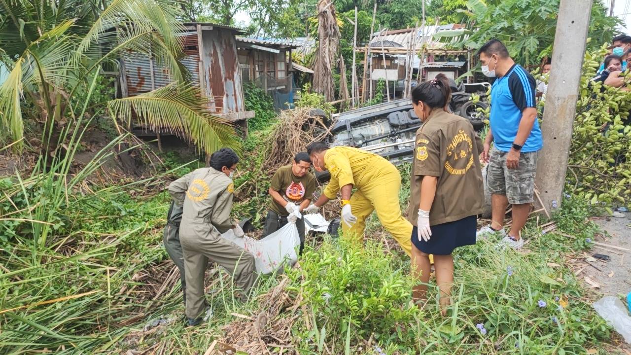 กระบะซิ่งชนลุงเก็บหญ้าข้างทางให้กระต่ายดับคาริมถนนย่านปทุมธานี