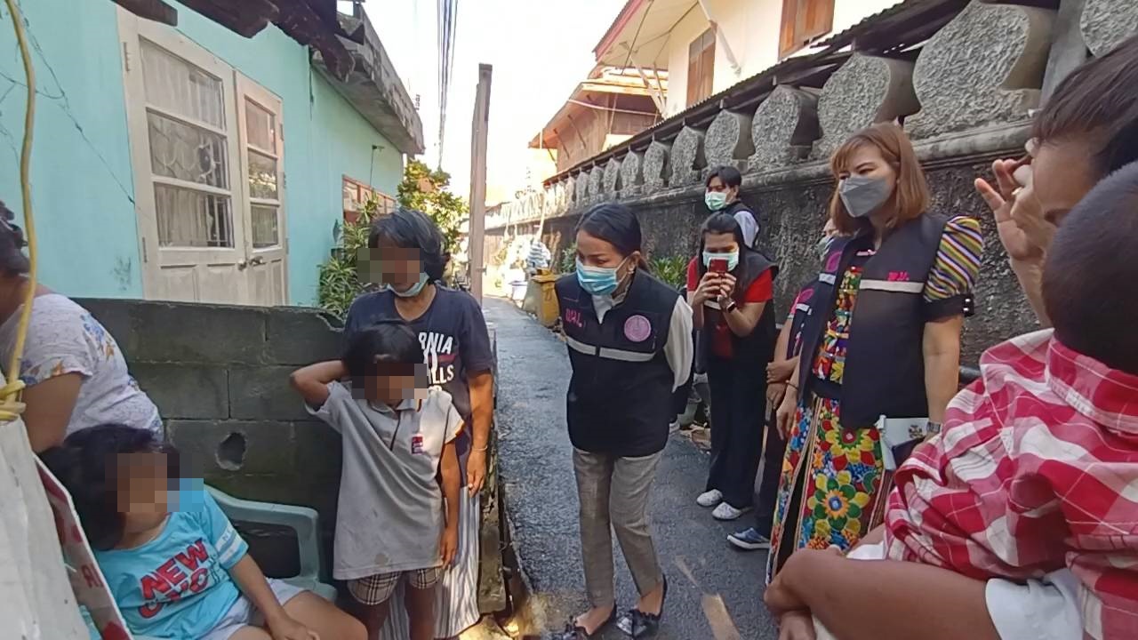 นนทบุรี จับมือ 6 หน่วยงานลงเยี่ยมบ้านซาเล้งเด็กพิการนั่งขอทานพบอีกจะดำเนินคดี