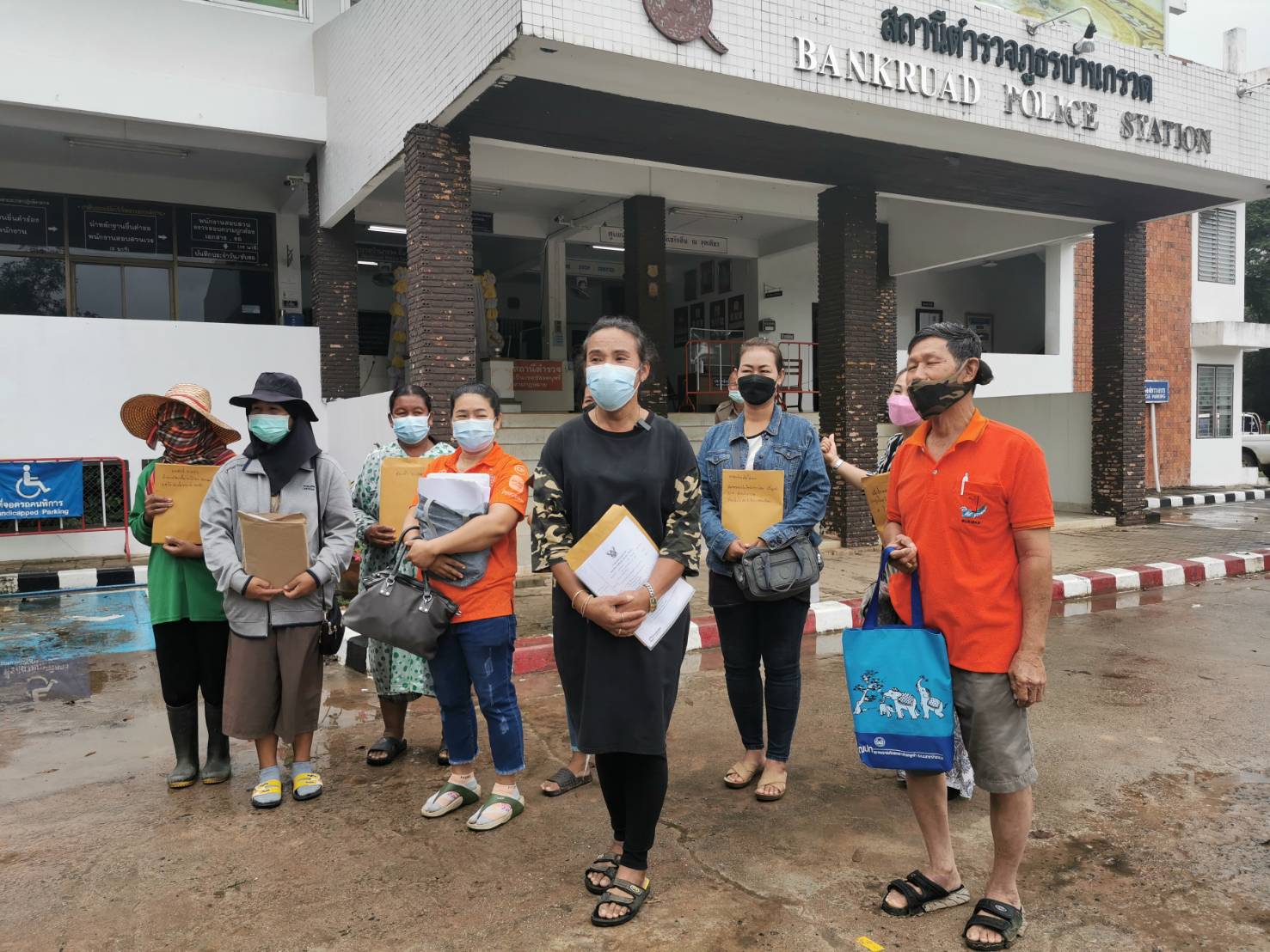 บุรีรัมย์​ สมาชิกฌาปนกิจสงเคราะห์บุกโรงพัก​ จี้เร่งสอบเอาผิดสมาคมเบี้ยวค่าทำศพ​ ซ้ำเรียกเก็บเงินเพิ่ม​ ขู่แห่โลงศพประท้วง                