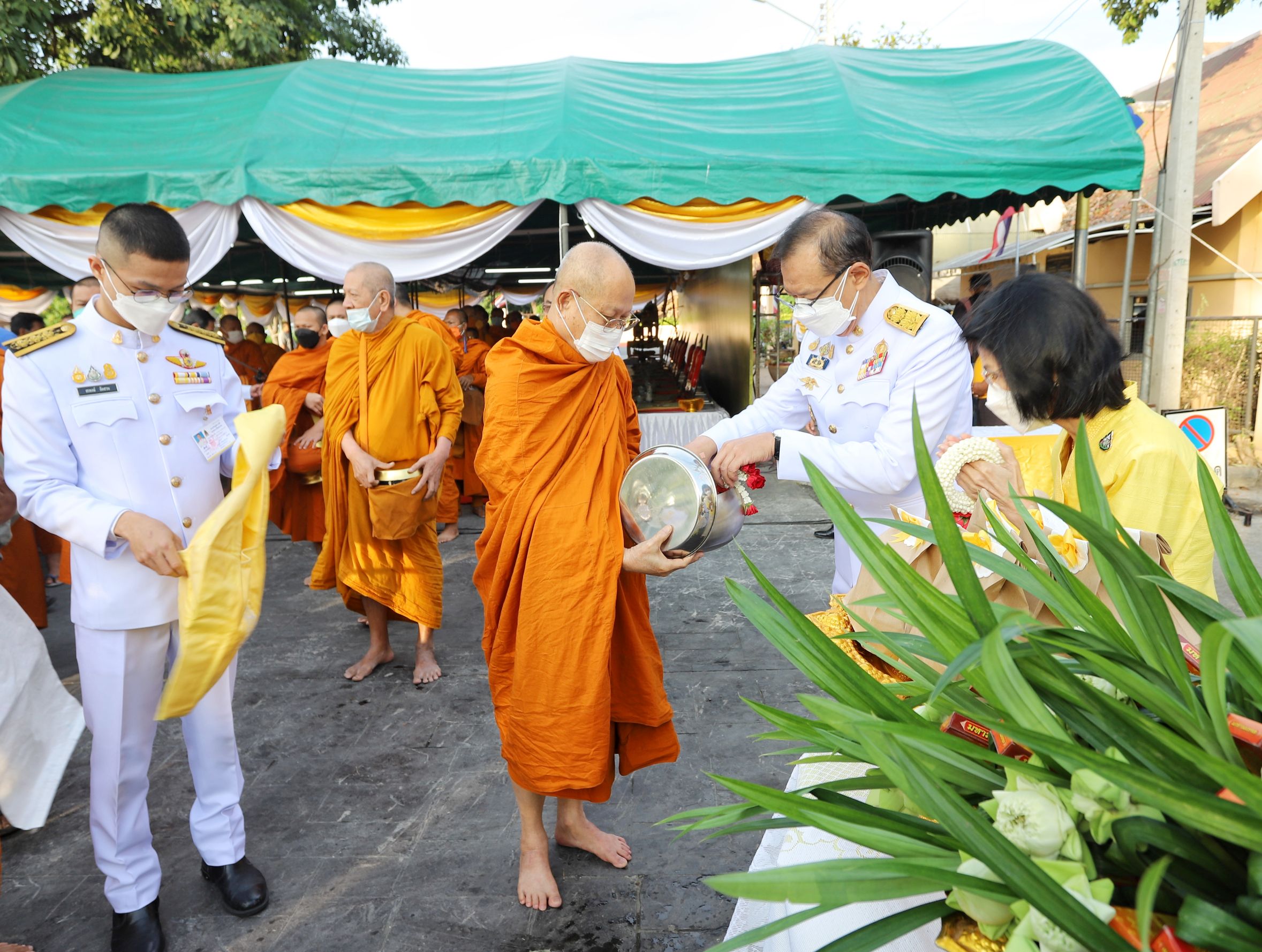ผู้ว่าฯปทุมธานี นำข้าราชการ ประชาชน ทำบุญตักบาตร วันพ่อแห่งชาติ