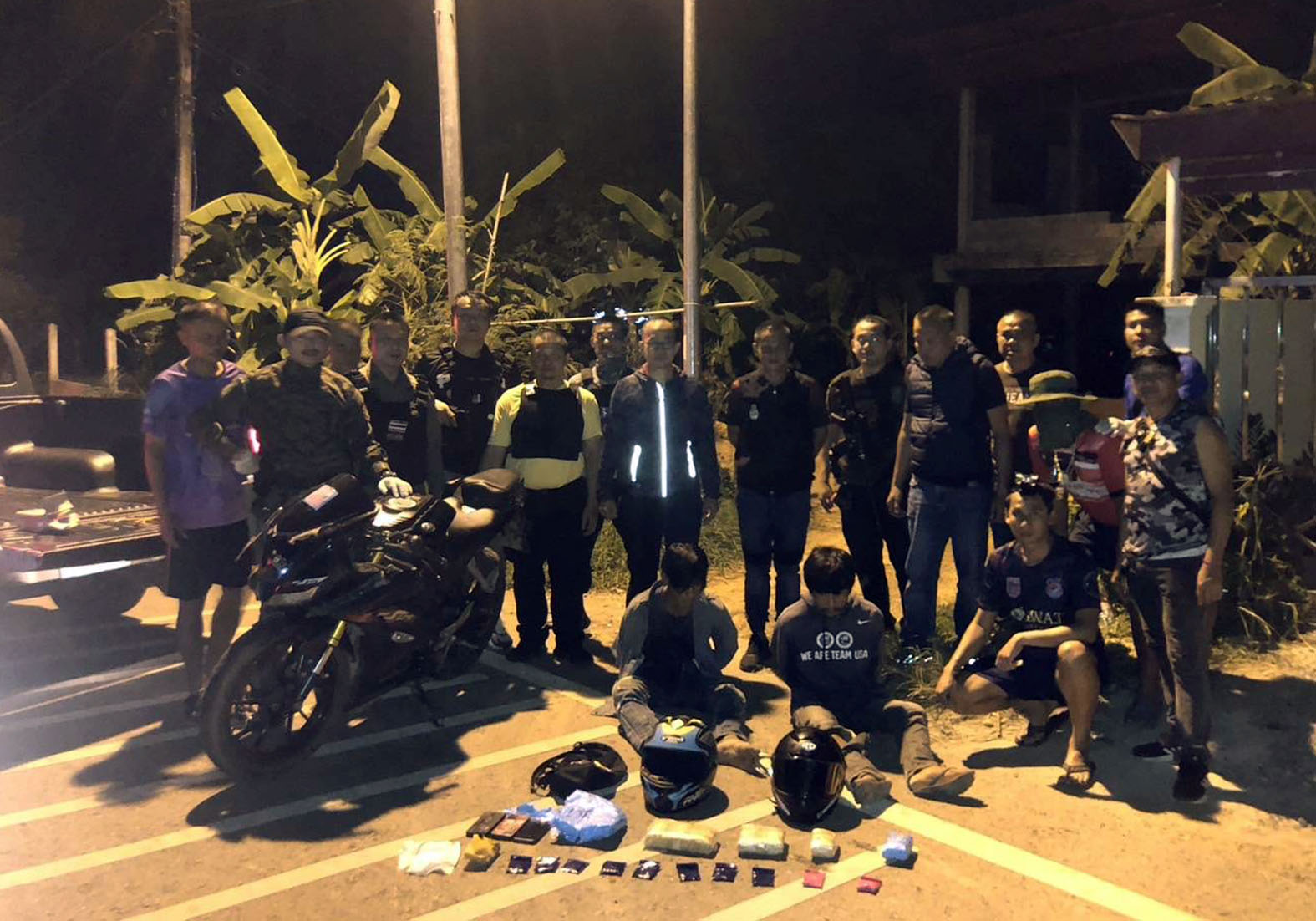 ตร.ยิงสนั่นกลางเมืองบึงกาฬสกัดรถเก๋งขนยาบ้า300,000เม็ดได้ผู้ต้องหา 2 ราย 