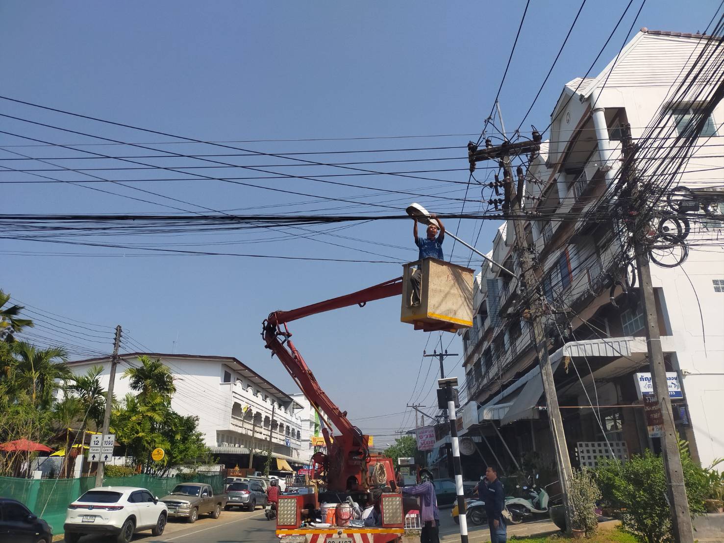 ทน.แม่สอด นำช่างไฟฟ้าติดตั้งเพิ่มไฟแสงสว่าง หน้า สนง.กฟภ. 