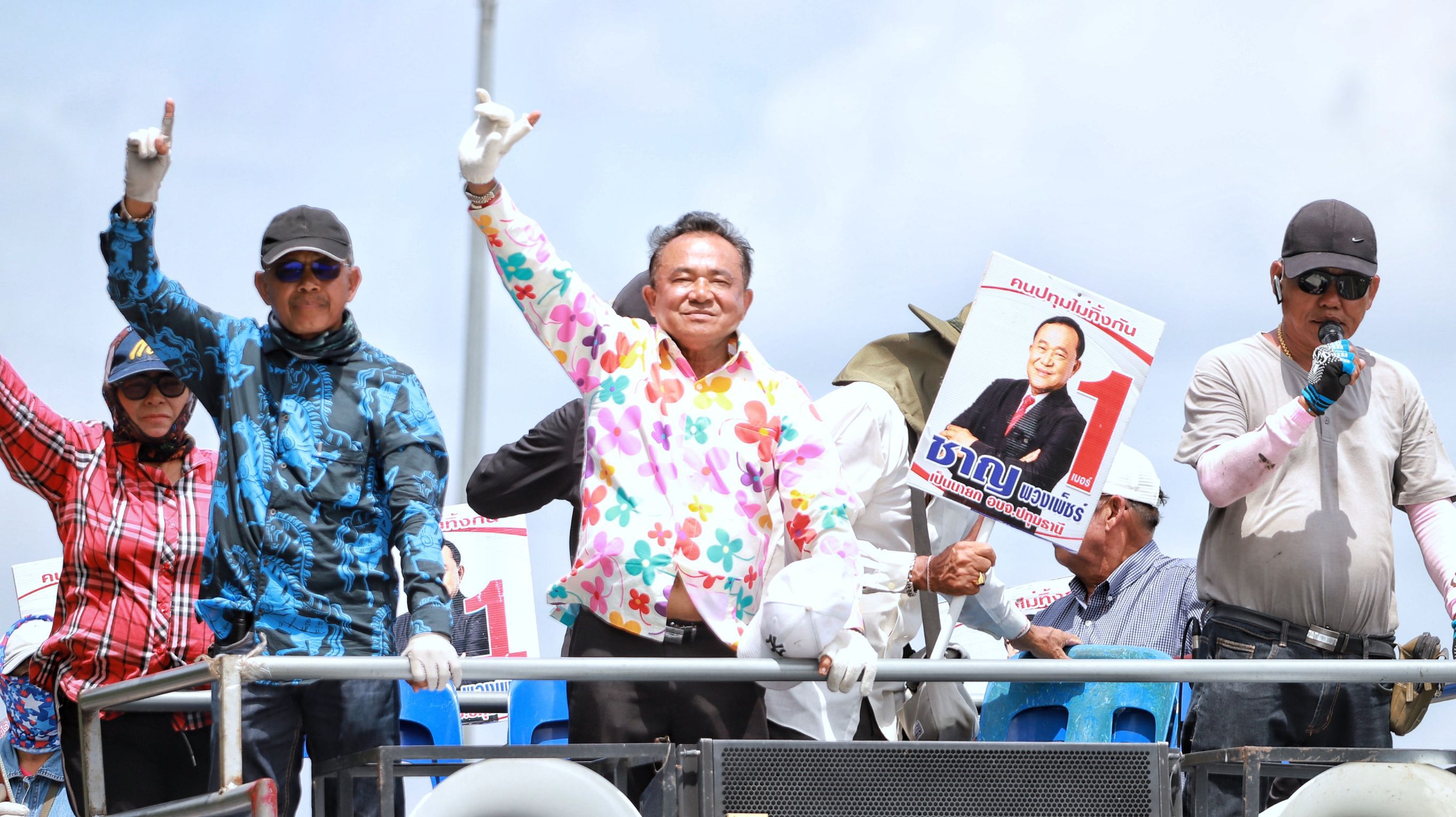 "ลุงชาญ" ลุยหาเสียงต่อเนื่องท่ามกลางสายฝน สู้ศึกนายก อบจ.ปทุมธานี 