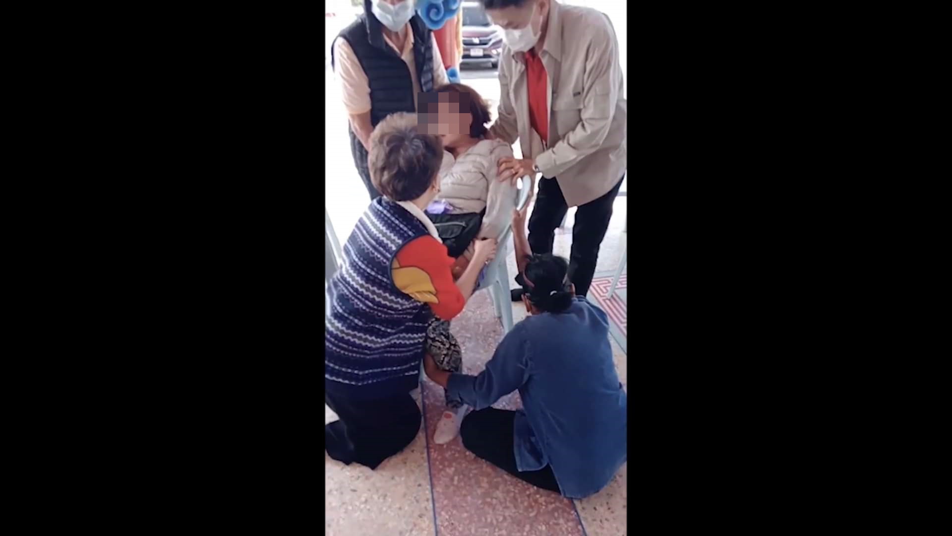  พ่อปู่ละเลิงหวายเข้าสิงร่างชาวบ้าน ขณะประกอบพิธีขอขมาสิ่งศักดิ์สิทธิ์พร้อมบนบานศาลกล่าวให้เจ้าหน้าที่เร่งจับตัวคนร้ายลอบวางเพลิงศาลเจ้า