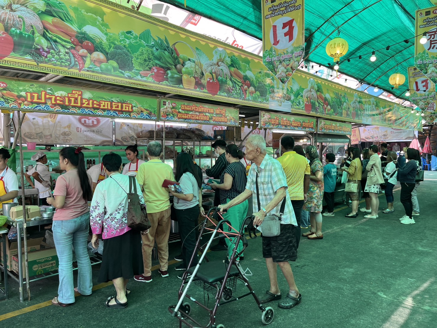 เทศกาลกินเจ อุบลฯยังคึกคัก แม้ประเทศไทยหลายพื้นที่เกิดอุทกภัย ทำให้ผักมีราคาแพงเนื่องจากน้ำได้ท่วมพื้นที่การเกษตร 