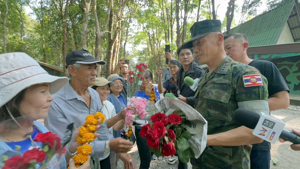 ชาวตราดนับร้อยร่ำไห้ส่งกำลังใจให้ "น.อ.ธรรมนูญ วรรณา" หลังถูกโยกย้ายตำแหน่ง