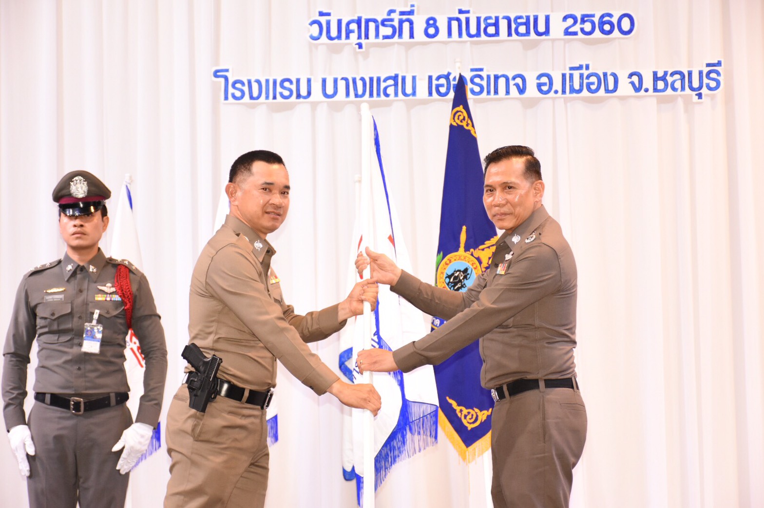 รอง ผบ.ตร. เป็นประธานพิธีมอบธง และเข็มเชิดชูเกียรติให้กับครูตำรวจ D.A.R.E.