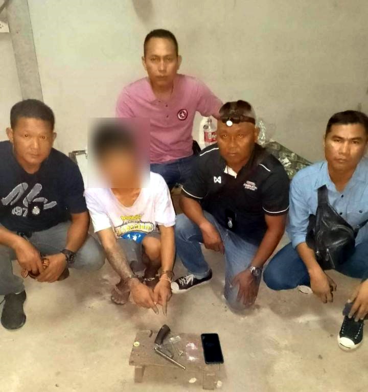 ตำรวจ สภ.ร้อยเอ็ด จับกุมผู้ค้าและผู้เสพยา พร้อมของกลางยาบ้า-อาวุธปืน 