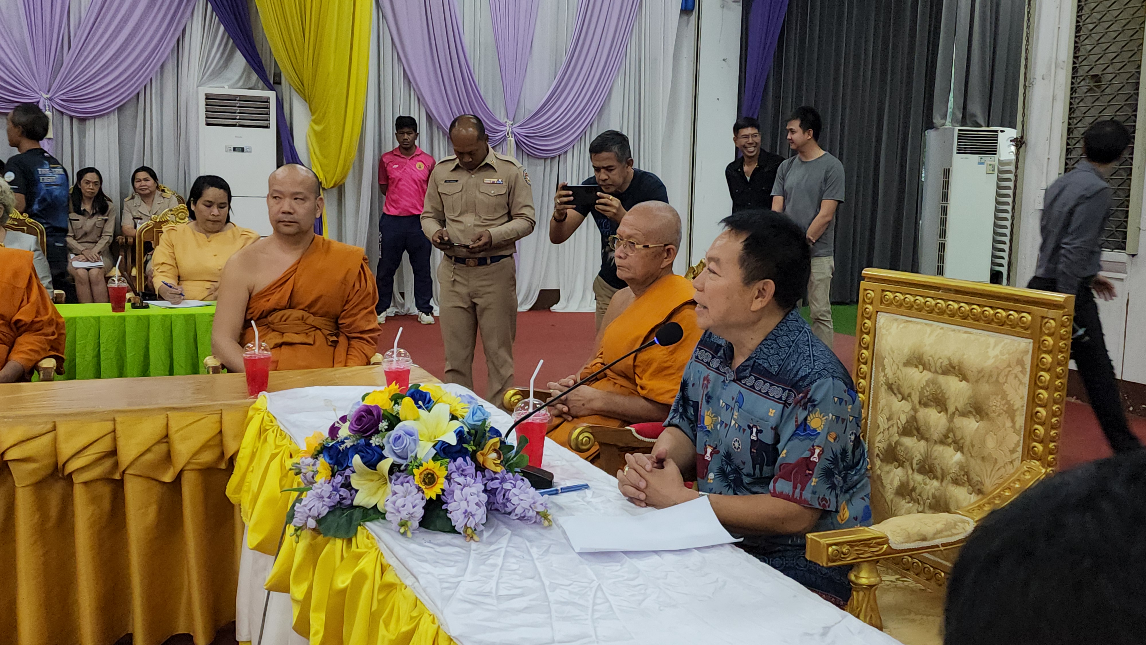 ผวจ.เพชรบุรี-เจ้าอาวาสวัดมหาธาตุ วรวิหาร จ.เพชรบุรี ขอโทษกรณีมีการทุบทำลายปูนปั้นของช่างทองร่วง