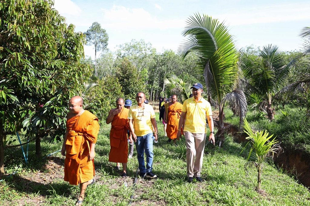 รองผู้ว่าฯสตูล ตรวจเยี่ยมศูนย์เรียนรู้ฯ ประยุกต์สู่ "โคก หนอง นา โมเดล" พร้อมรับประเมิน “หมู่บ้านรักษาศีล 5” 