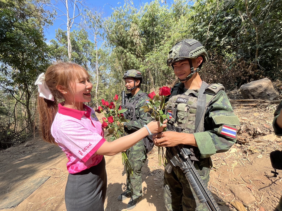 วาเลนไทน์จากแนวหลังสู่แนวหน้า! ชาวอุบลฯ มอบกุหลาบให้ทหารชายแดนช่องอานม้า เจ้าตัวซึ้งเผยเป็นดอกแรกในสมรภูมิ
