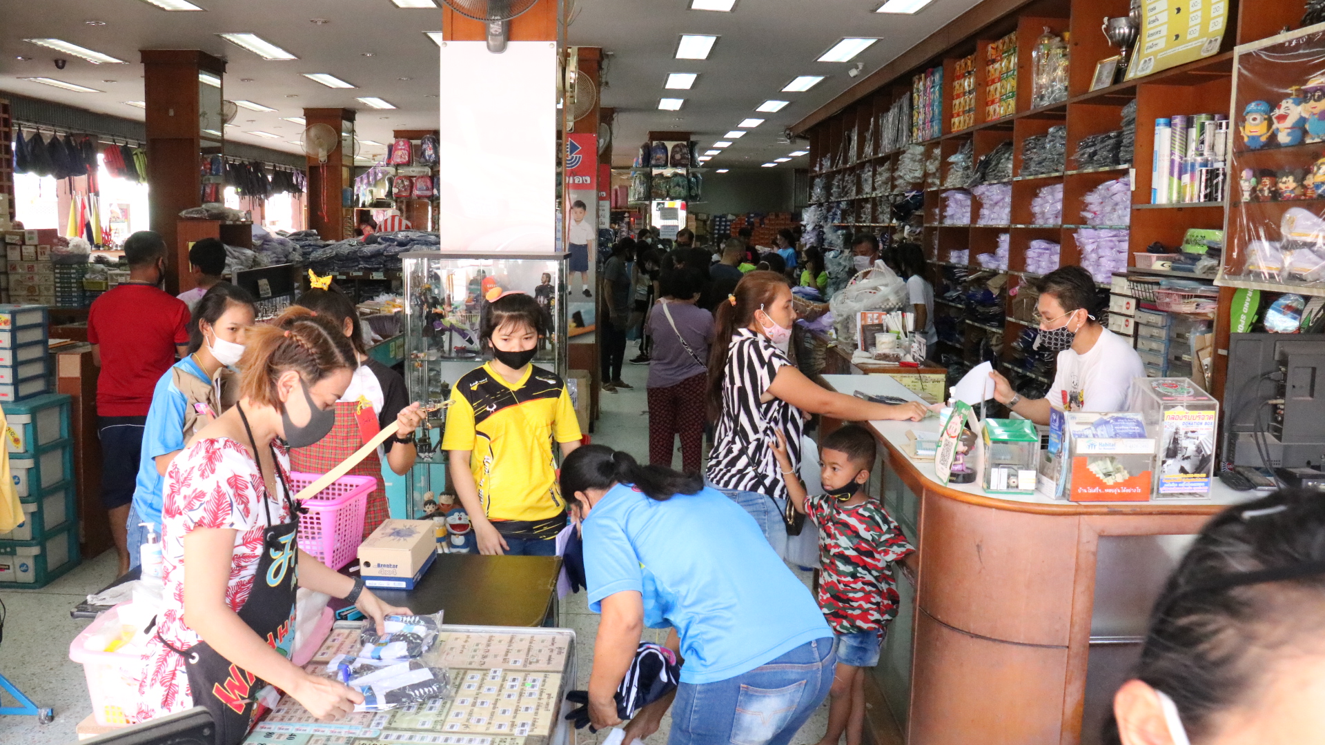 ชาวโคราชจูงมือบุตรหลานซื้อชุดนักเรียนแน่นร้าน ผู้ค้าบ่นเศรษฐกิจซบเซายอดขายลดลง 25%