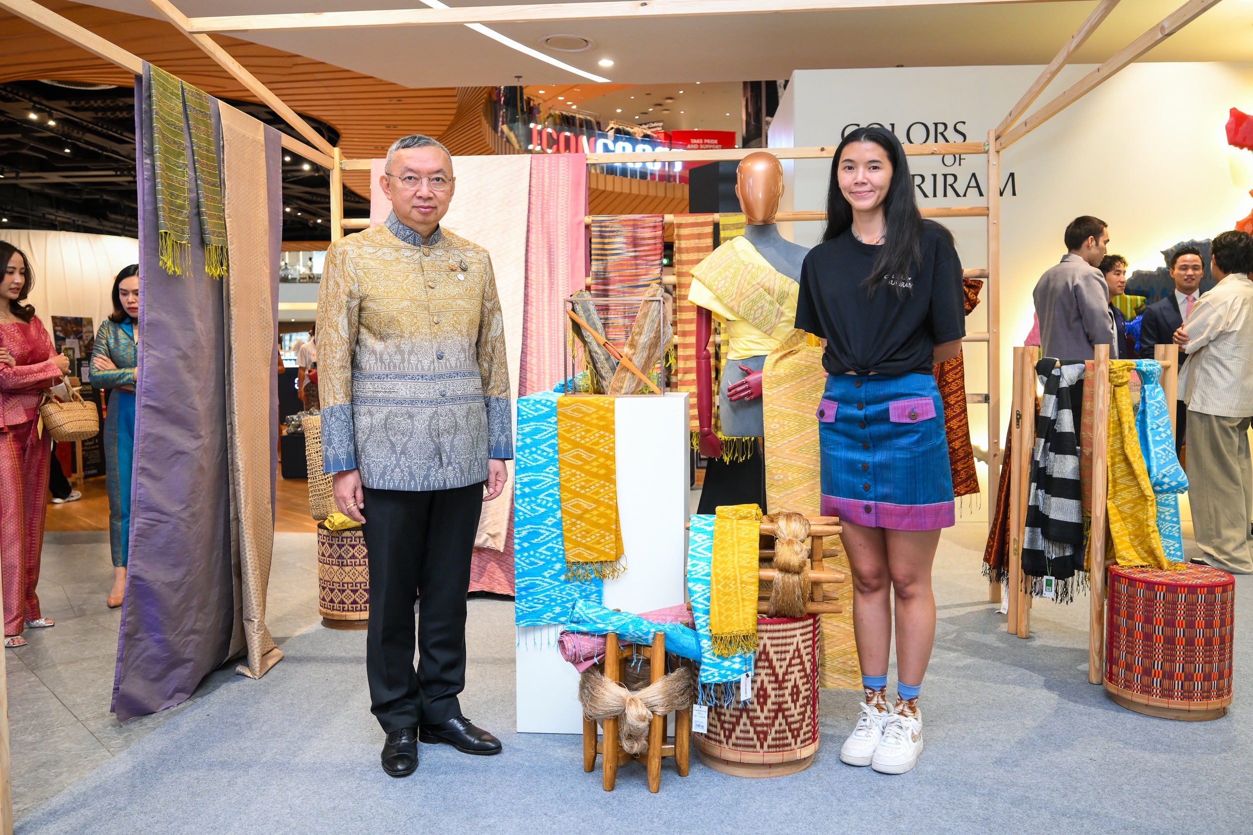 "บุรีรัมย์" ยกขบวนผ้าไทยสุดตระการตา อวดโฉมในงานนิทรรศการผ้าไทย “Colors of Buriram” ที่ไอคอนสยาม 