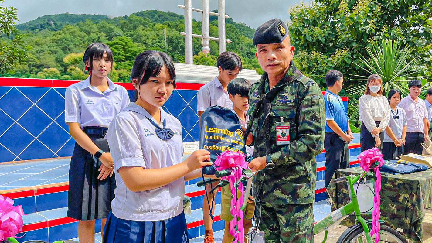 ร้อย.ร.1731 มอบจักรยาน "สานฝัน ปันสุข" และถุงยังชีพเพื่อการศึกษา ให้กับเด็กนักเรียนที่เข้าร่วมโครงการทหารพันธุ์ดี