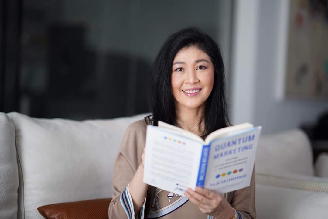 ฟาดด้วยความรู้ ! "ยิ่งลักษณ์" แนะนำหนังสือ Quantum Marketing ชี้ ต้องวิ่งให้ทันโลกไม่ใช่วิ่งตาม หวังรบ.เตรียมพร้อมปชช.