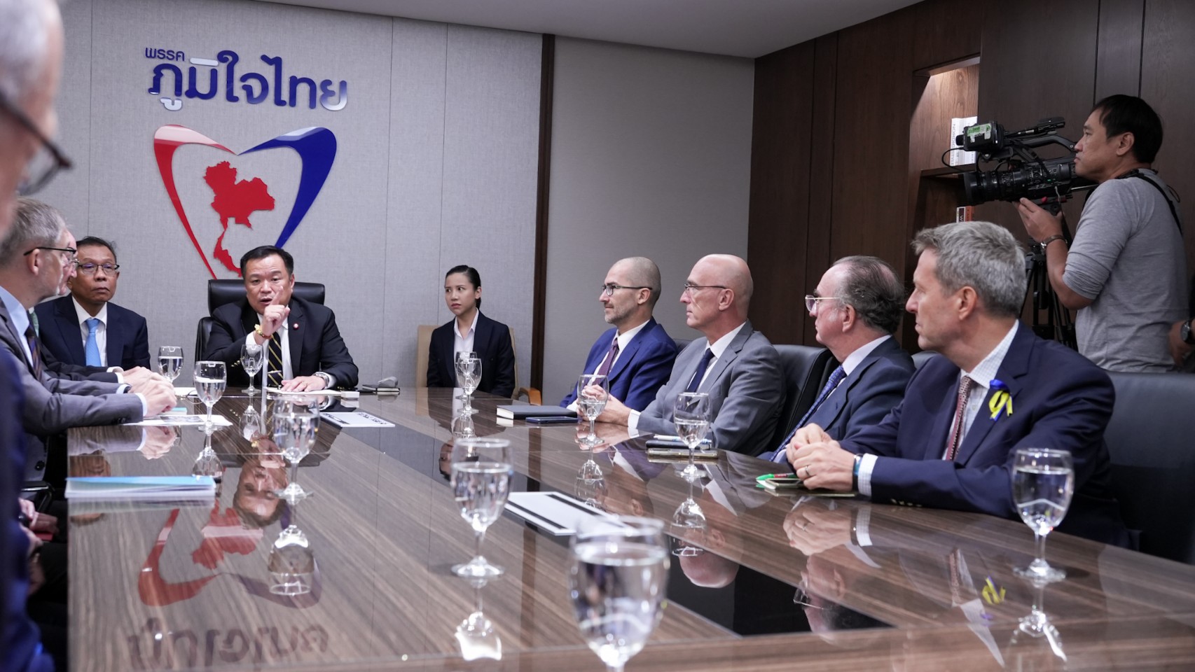 "ภท." เปิดพรรครับทูต EU "อนุทิน" ขอผ่อนปรนกฎหมายช่วยเหลือชาวประมงไทย รับเร่งแก้ทันทีถ้าเป็นรัฐบาล