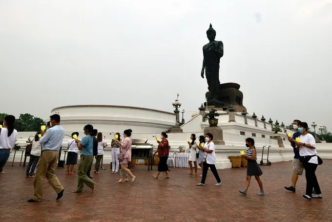 พุทธศาสนิกชน เวียนเทียนรอบ "องค์พระศรีศากยะทศพลญาณ" เนื่องในวันมาฆบูชา (ประมวลภาพ)