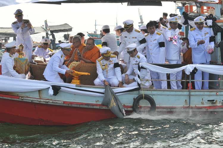 พ่อเมือง"เพชรบุรี"นำขบวนเรือร่วมพิธีลอยอังคารเถ้าดอกไม้จันทน์ 